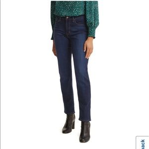 Women’s Levi’s classic straight size 6.